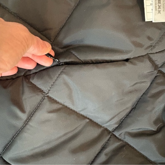 EUC Helly Hansen Women's Vibrant Red and Black Ski Jacket - Picture 10 of 14